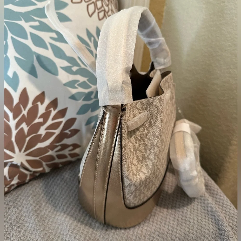 Michael Kors- REED 35S4G6RM6M VANL/PLGOLD MD BELTED BUCKT MSGR - NWT - Picture 4 of 16